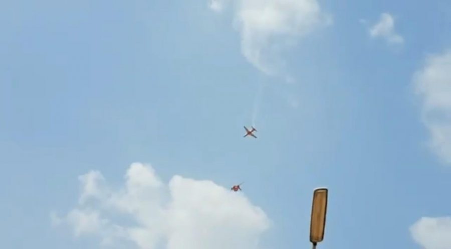 Hindistan gösteri uçakları havada çarpıştı