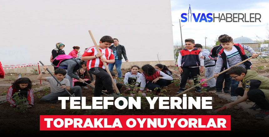 Hobi Bahçesinde Çiçek ve Sebze Ekiyorlar