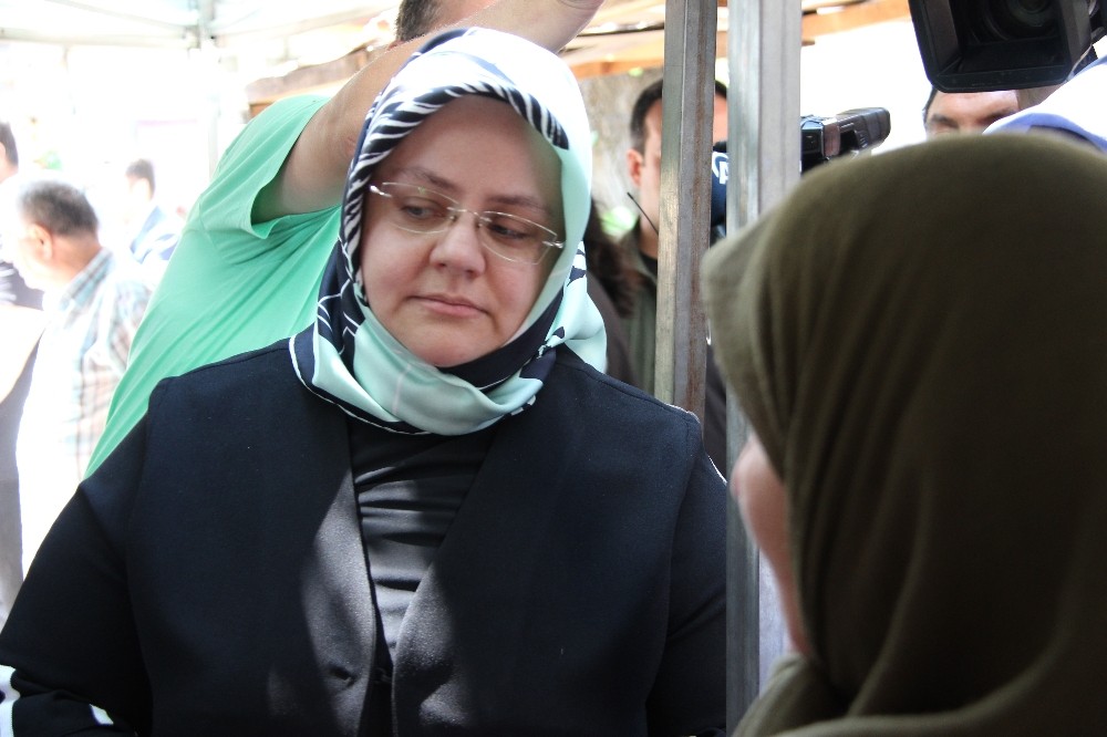 Bakan Selçuk, selde kurtulan gençleri ziyaret etti