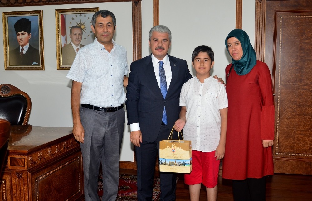 Bursluluk Sınavı Birincisine Vali Akın’dan ödül