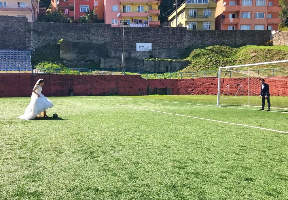 Düğün sonrası yeşil sahaya koştular