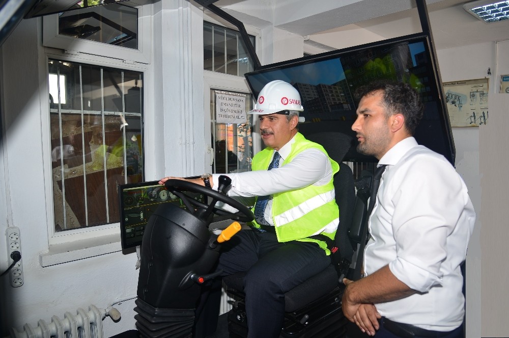 Kırşehir’de Vali Akın, Forklift Simülatör Aracını tanıttı