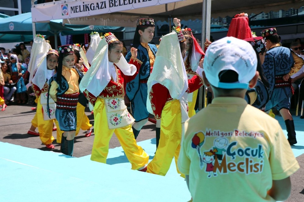 Melikgazi Belediyesi’nden festival havasında yaz okulu kapanış programı