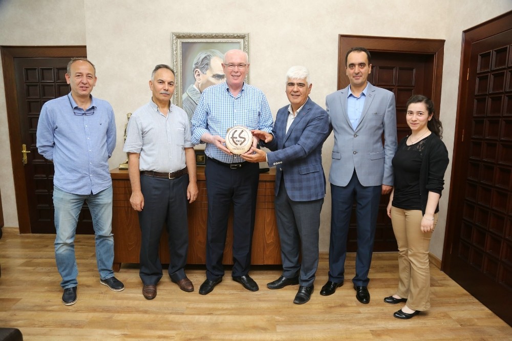 Seyyar Tuhafiyeciler ve İşportacılar Odası’nda Başkan Kurt’a ziyaret