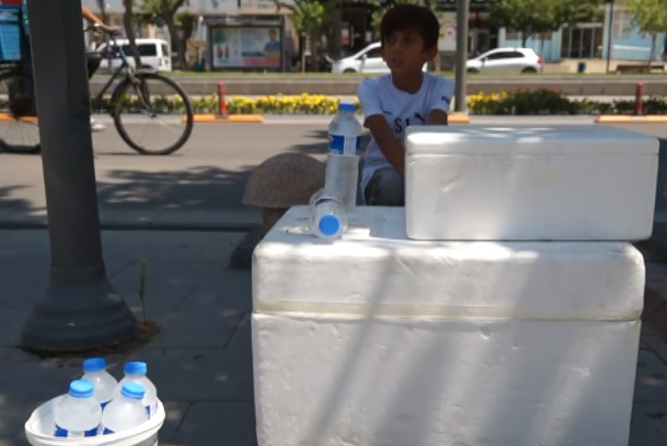 Su satarak bayram harçlıklarını çıkarıyorlar