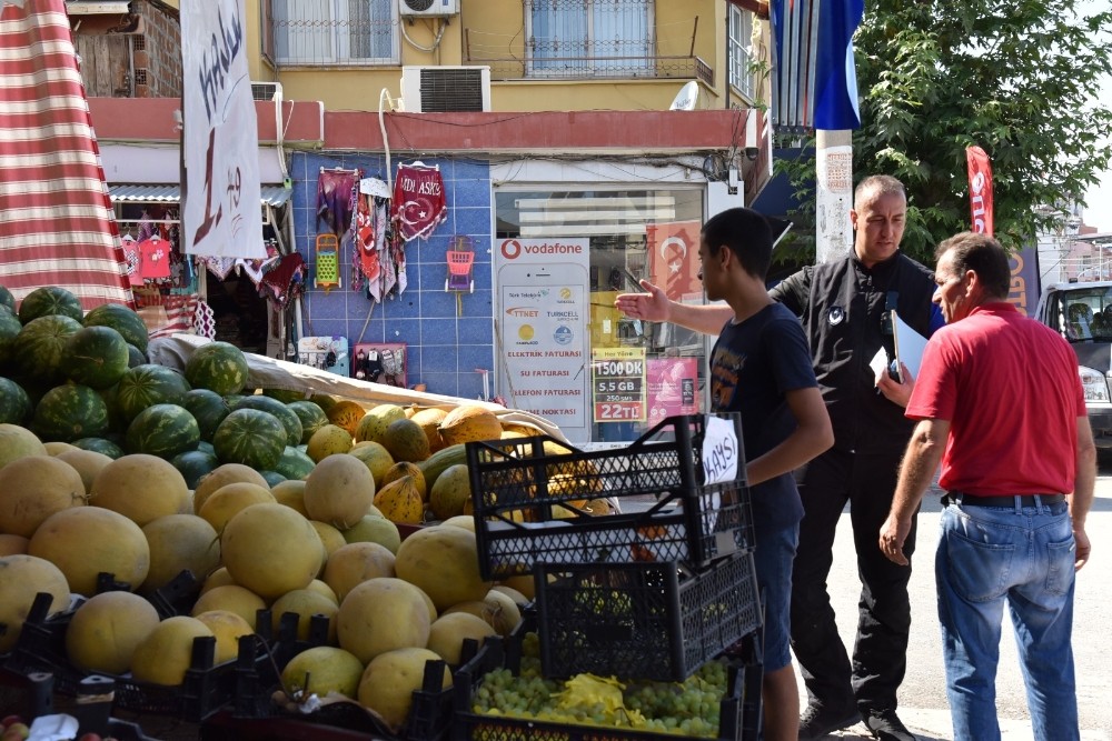 Toroslar zabıtası, kaldırım işgaline karşı denetim yaptı