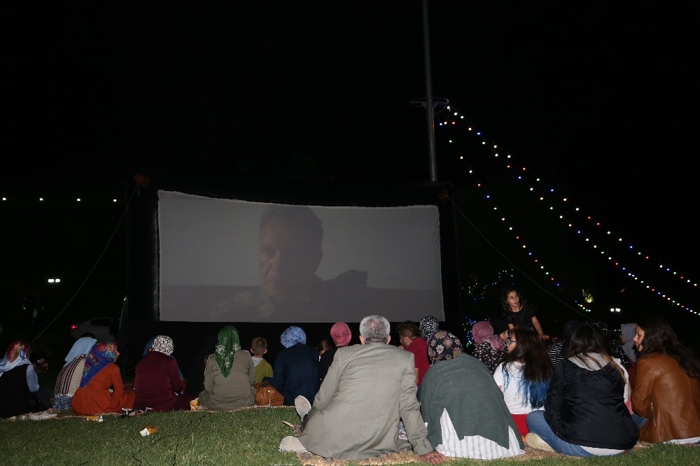 Açık Hava Sinema Geceleri nostalji yaşatıyor