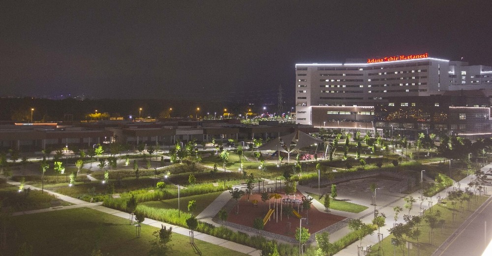 Adana’nın güneşi, Şehir Hastanesi’ni aydınlatıyor