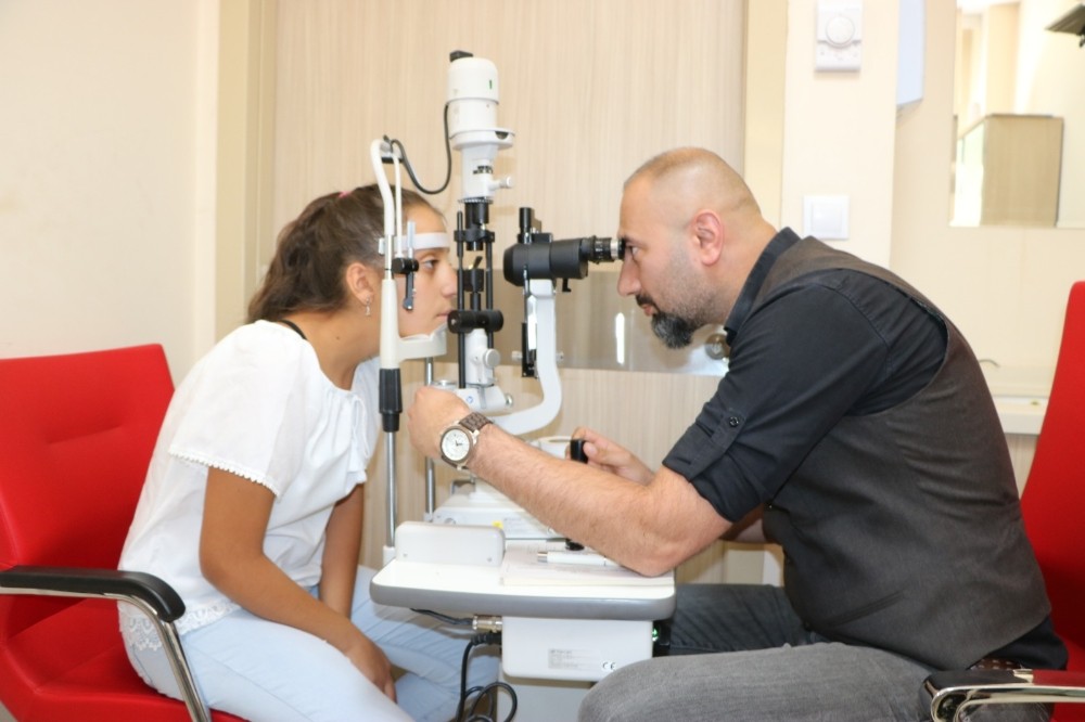 Ailenin 3 ferdi şaşılıktan küçük bir operasyonla kurtuldu