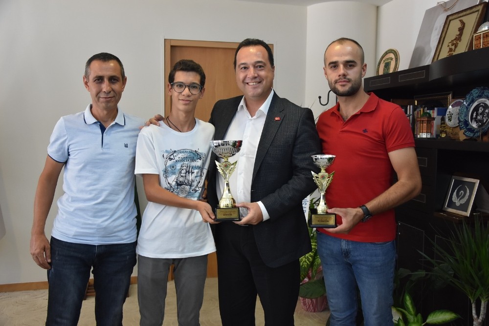 Akhisarlı motosikletçiler kupa sevincini Başkan Dutlulu ile paylaştı