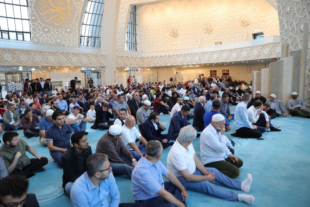 Almanya’da Kurban Bayramı’nda camiler doldu