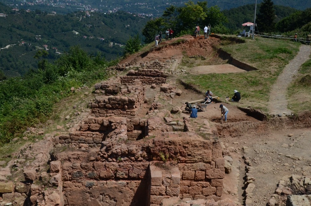 “Ana Tanrıça Kibele Heykeli”nin bulunduğu kalede kazı çalışmaları yeniden başladı