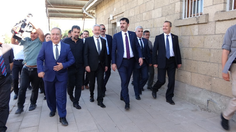Bakan Kurum Isparta Millet Bahçesi yapılacak bölgede incelemelerde bulundu