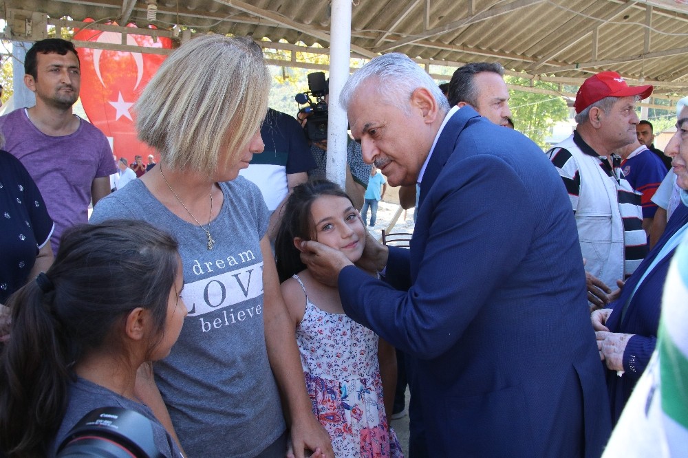 Binali Yıldırım bayramını selzedelerle geçirdi
