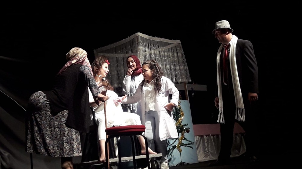 Bizim Hastane isimli tiyatro oyunu eğlenceli dakikalar yaşattı