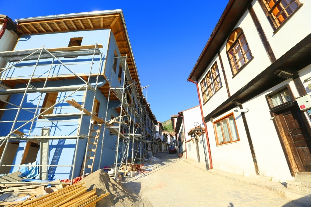 Cadde ve kaldırımlar geleneksel dokuya uygun şekilde yenilendi