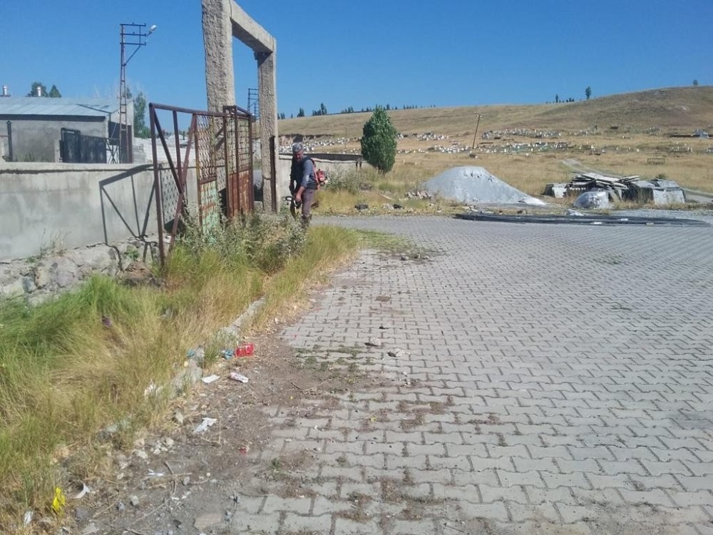 Çaldıran’da bayram öncesi mezarlık temizliği