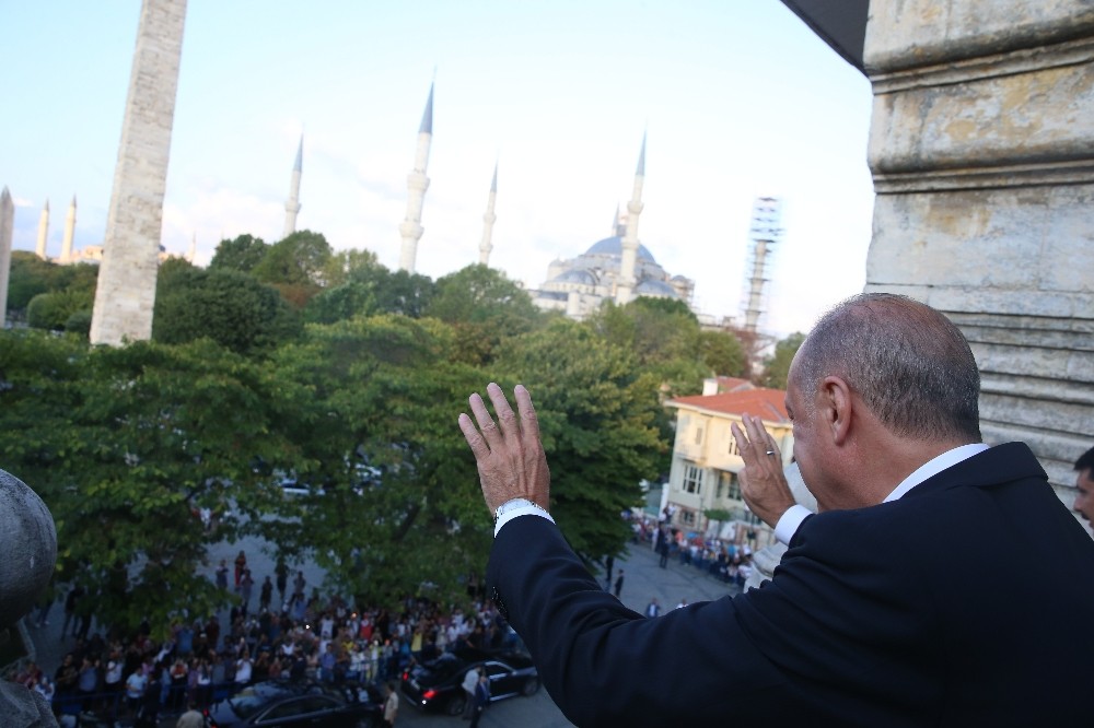 Cumhurbaşkanı Erdoğan, Sultanahmet’te vatandaşlarla sohbet etti
