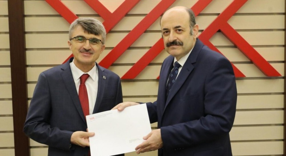 DPÜ Rektörü Kazım Uysal mazbatasını aldı