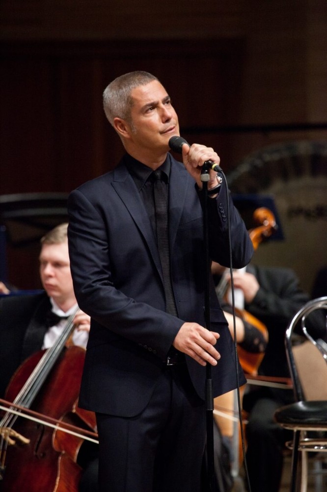Dünyaca ünlü İtalyan pop tenor sokak hayvanları için Çeşme’de