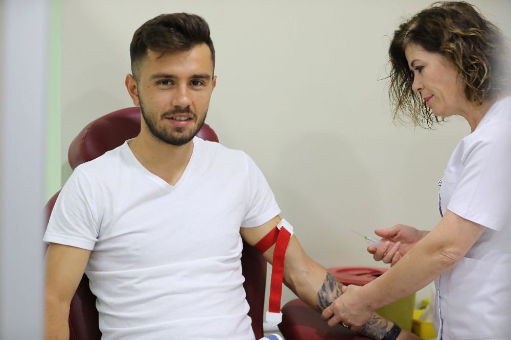 Emre Kılınç ve Hugo Vieira sağlık kontrolünden geçti.