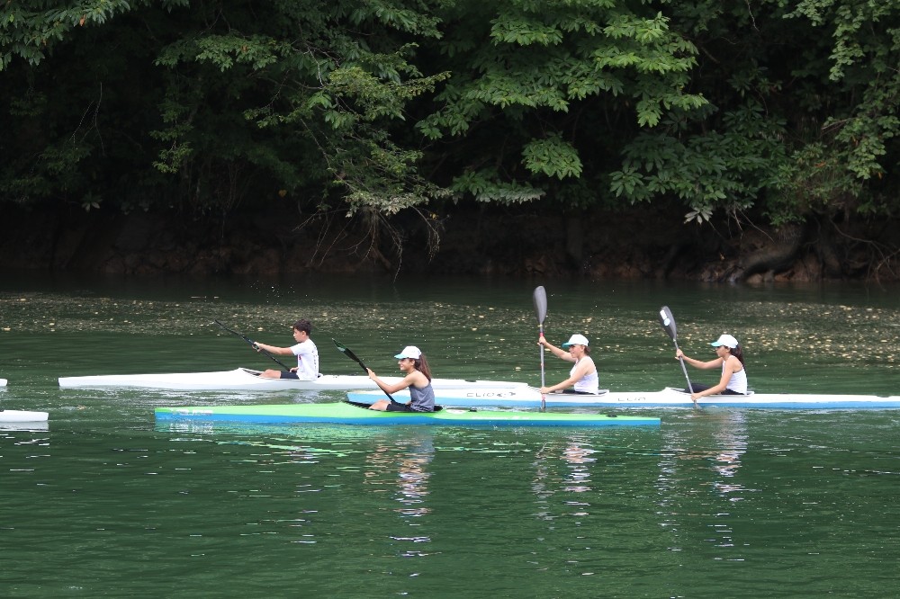 Festival gölün içinde oynanan horonla başladı