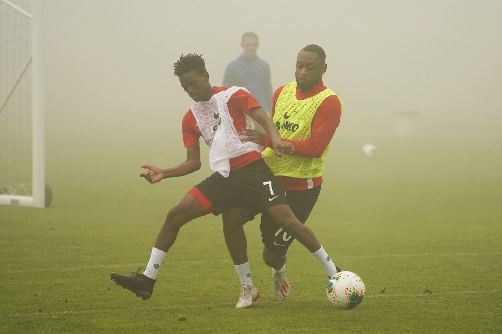Gazişehir Gaziantepspor sis ve yağmur altında çalıştı