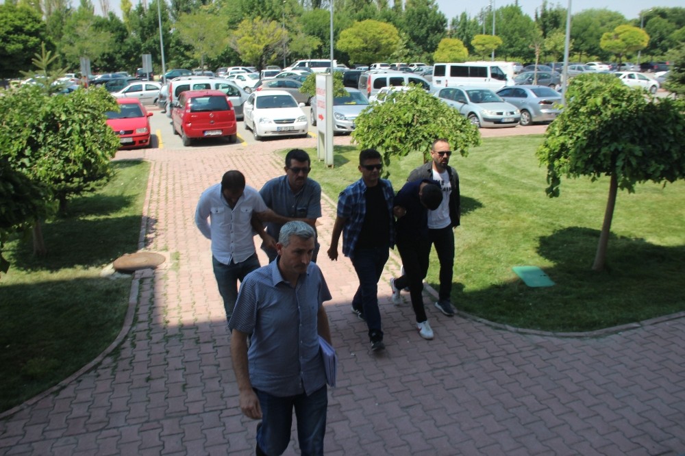 Hastaneden çaldıkları televizyonları çöp konteyneri ile çıkarttılar