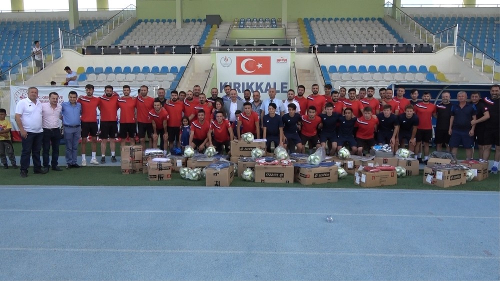Kırıkkale Belediyesinden Büyük Anadolu Kırıkkalespor’a spor malzemesi yardımı