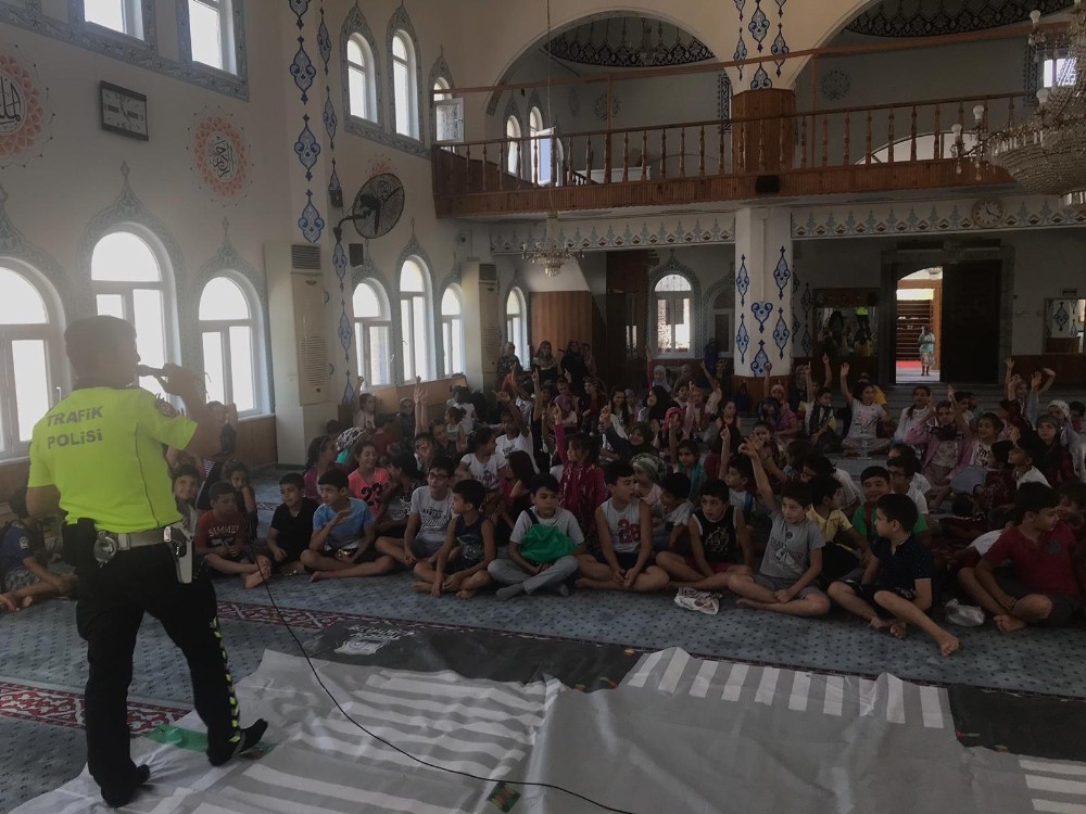 Kuran kursu öğrencilerine trafik eğitimi