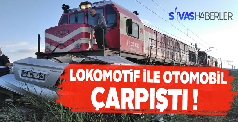 Lokomotifle Çarpışan Otomobil Hurdaya Döndü