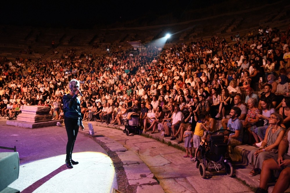 Manuş Baba’dan tarihi antik tiyatroda konser