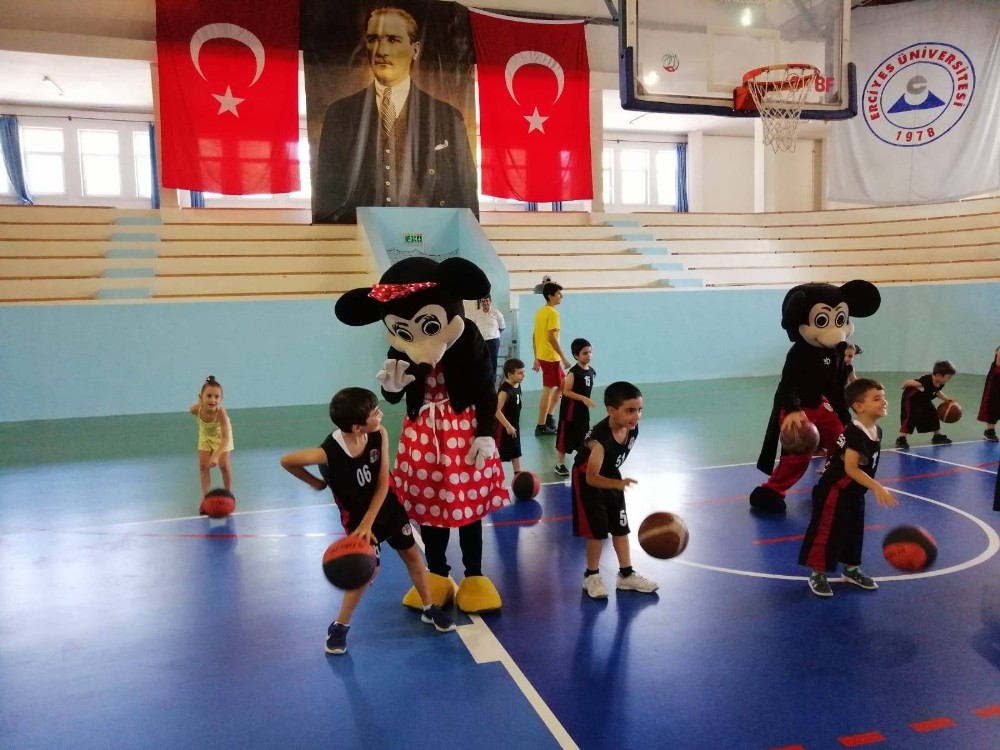 Micky ve Minnie antrenmana çıktı, minik sporcular gönüllerince eğlendi