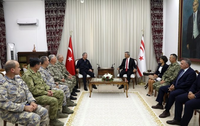 Milli Savunma Bakanı Akar, KKTC Meclis Başkanı Uluçay ile görüştü