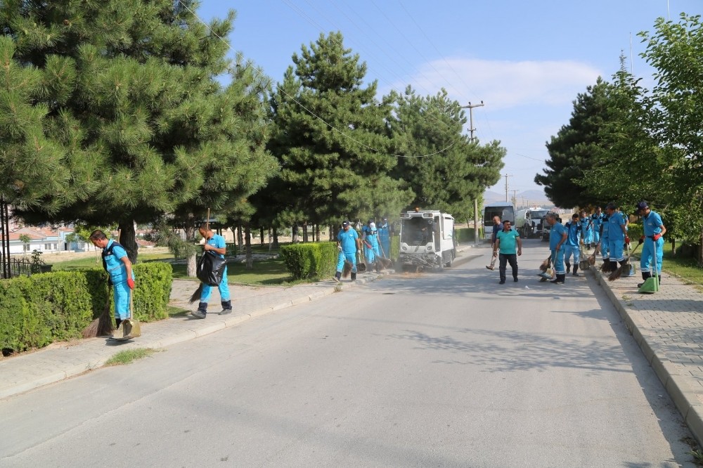 Niğde Belediyesi temizlik ekipleri her gün bir mahallede