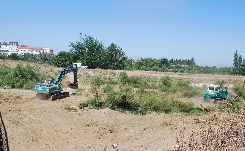 Salihli’de muhtarlar talep etti, DSİ temizliyor