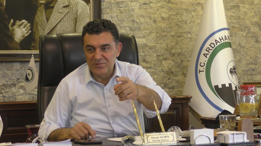 Sanatçı Başkan Demir, konser için anket başlattı