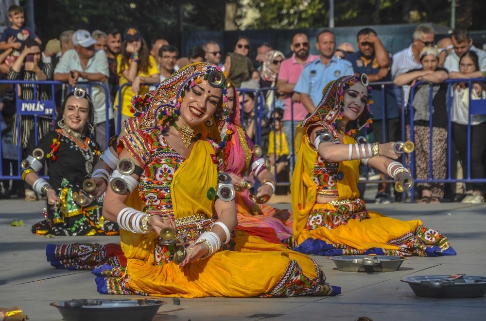 Sarımsak festivalinde halk oyunları ekipleri göz doldurdu