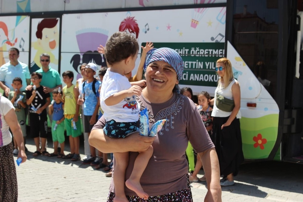 Şehit öğretmen anısına yapılan gezici okuldaki çocuklara oyuncak ve dondurma sürprizi
