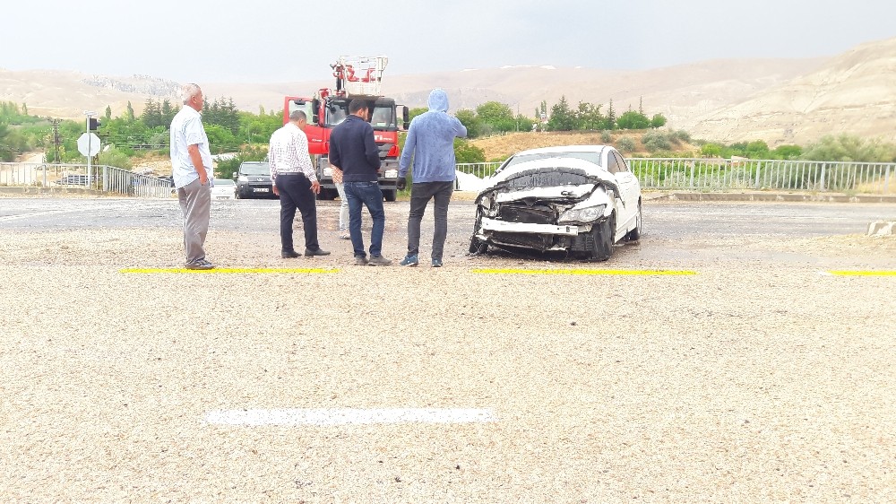 İki ayrı yerde trafik kazası 4 kişi yaralandı
