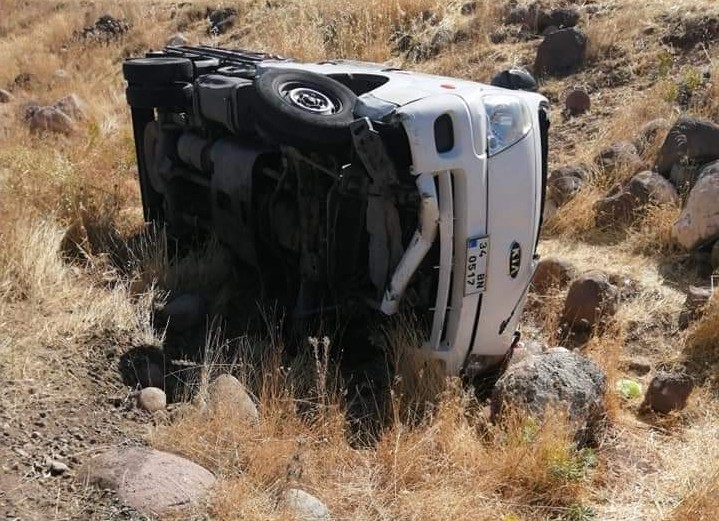Tunceli’de pikap şarampole yuvarlandı; 2 yaralı