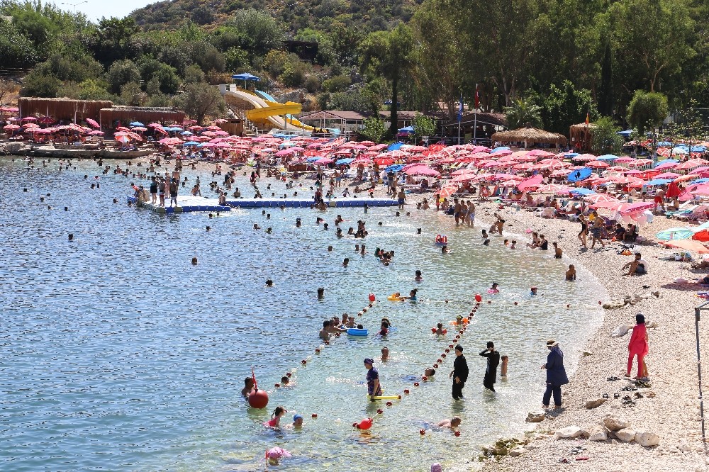Turizm merkezi Kaş’ın nüfusu bayramda ikiye katlandı