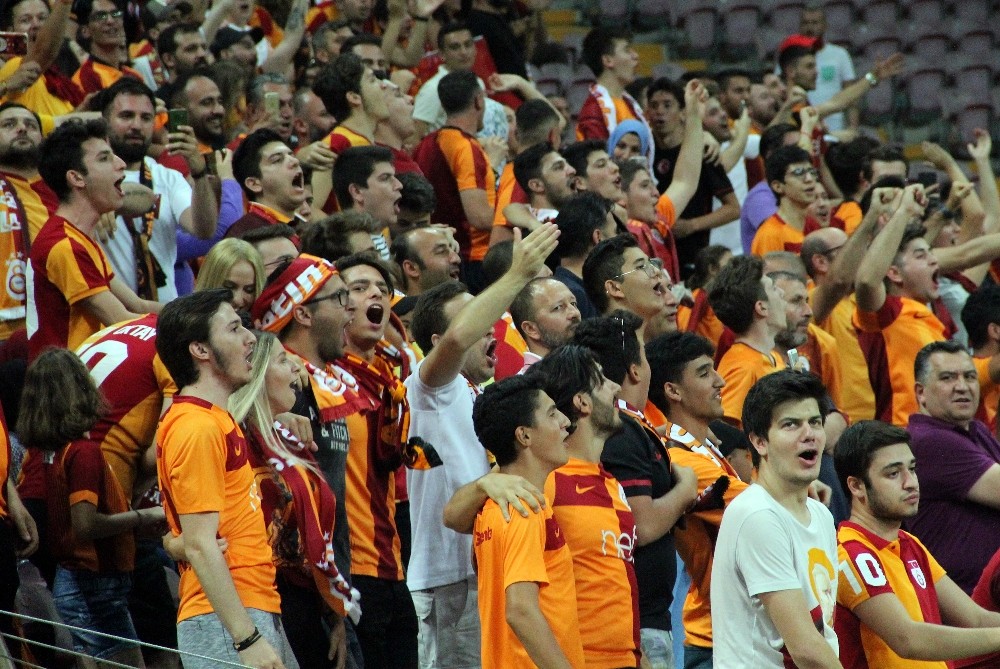 Türk Telekom Stadyumu’nda ‘Radamel Falcao’ sesleri