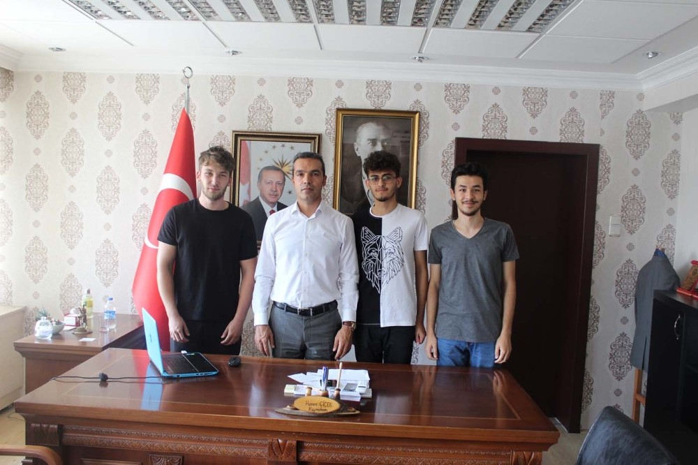 Üniversiteyi kazanan öğrencilerden kaymakam Hasan Çiçek’e teşekkür ziyareti