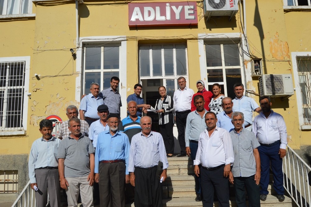 Yenilenen seçimi kazanan Gülfer Ağır mazbatasını aldı