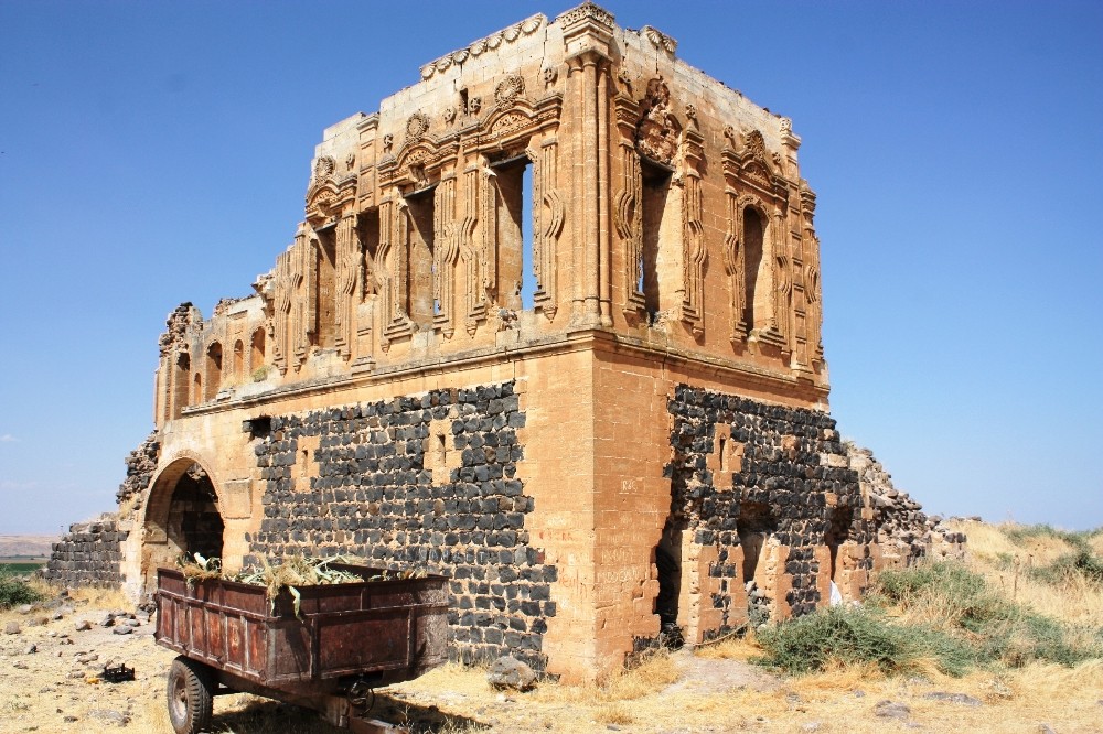 Yıkılmaya yüz tutan asırlık kasır ahır olarak kullanıyor