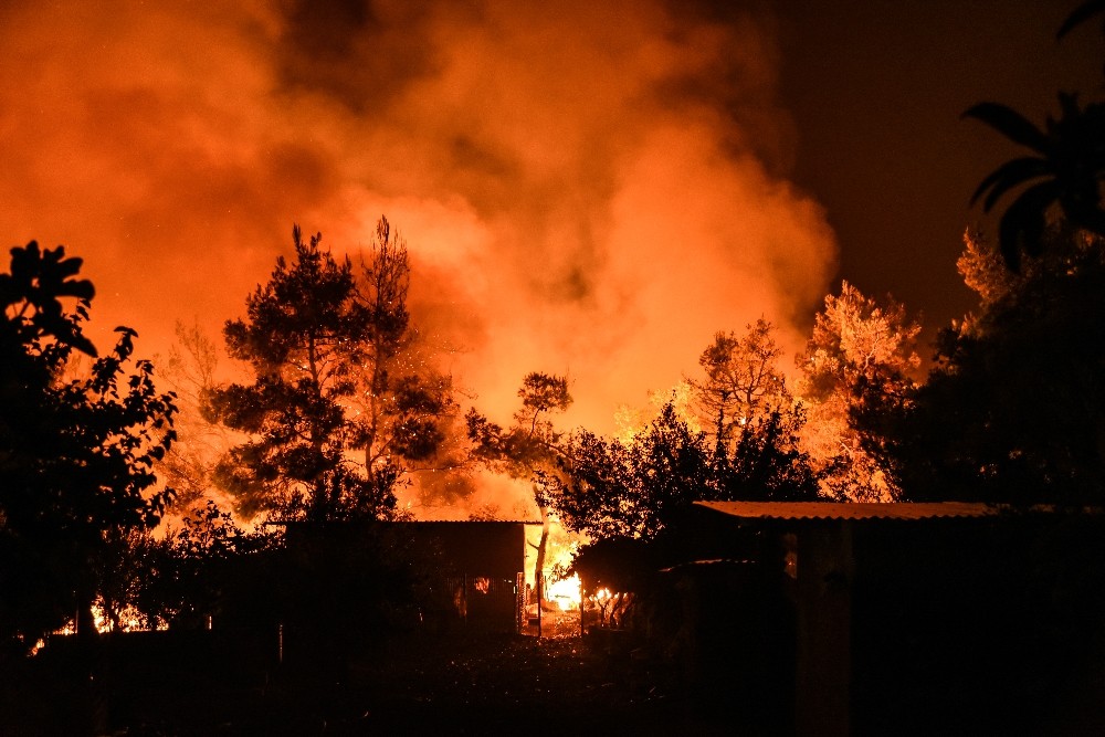 Yunanistan’daki orman yangını devam ediyor: 8 yaralı