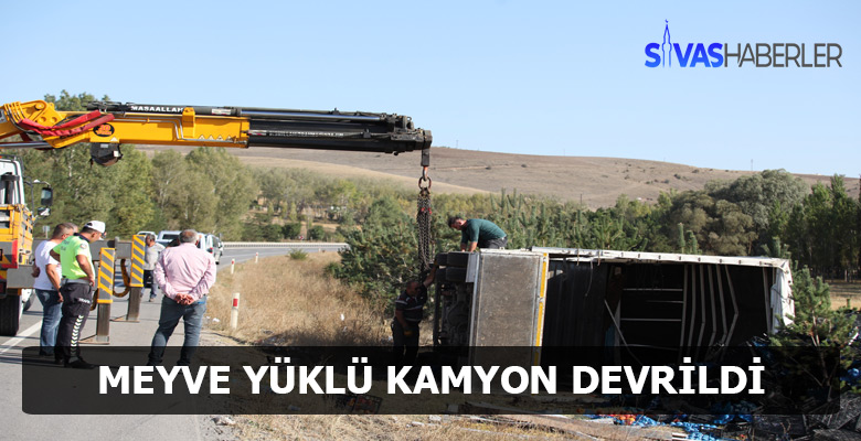 Sivas’ta meyve yüklü kamyon devrildi