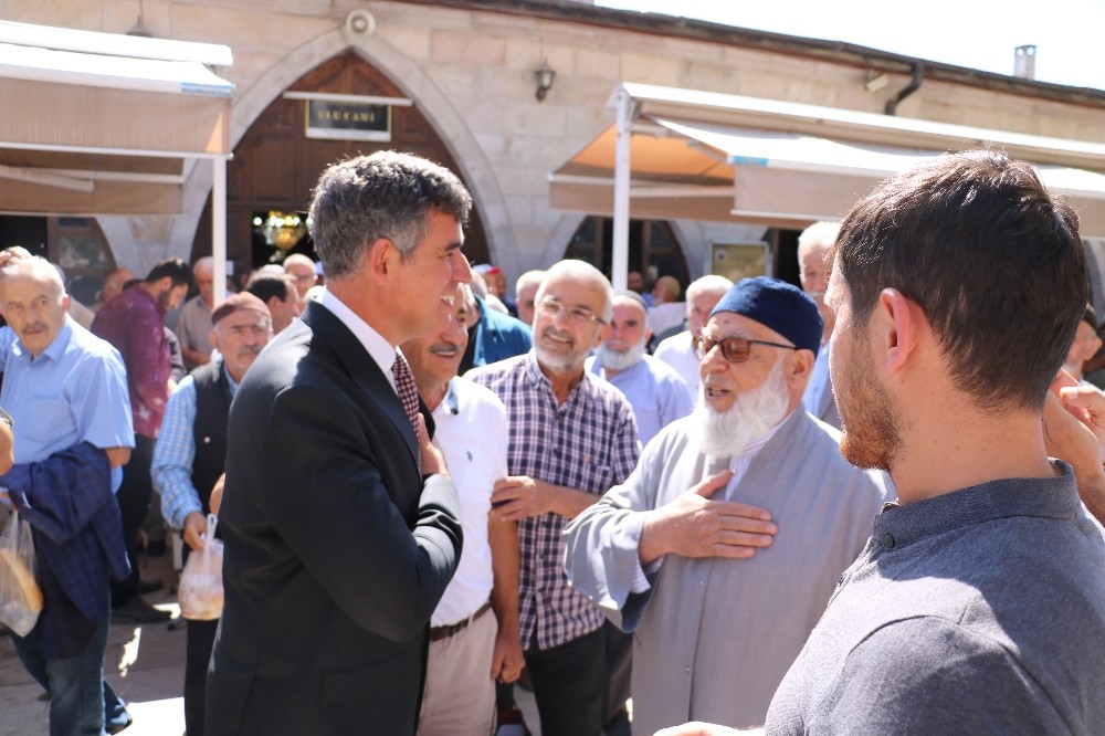 Sivas’ta Feyzioğlu’na cami cemaatinden ilgi