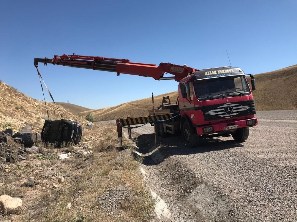 Yoldan çıkan araç devrildi yaralılar var